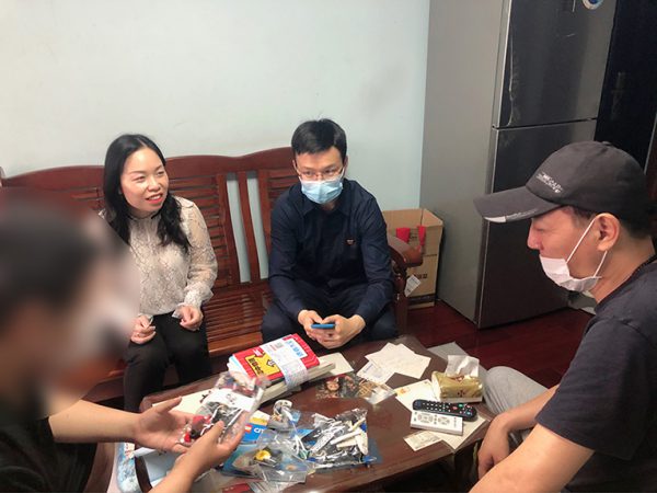 1.禁毒社工、禁毒志愿者上门送祝福及物品