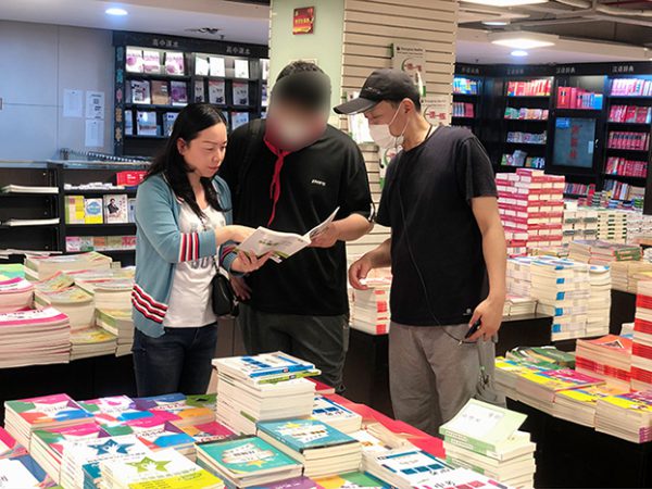 2.禁毒社工、禁毒志愿者陪同孩子购书