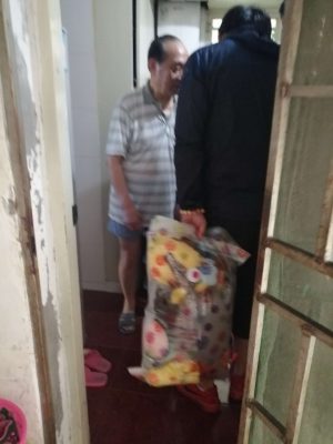 小陈志愿者偷偷拿礼物藏身后_Jc 小陈志愿者偷偷拿礼物藏身后_Jc