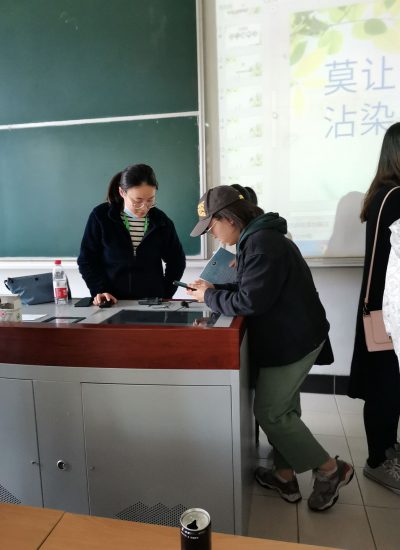 培训后学生扫码加入禁毒志愿者 培训后学生扫码加入禁毒志愿者