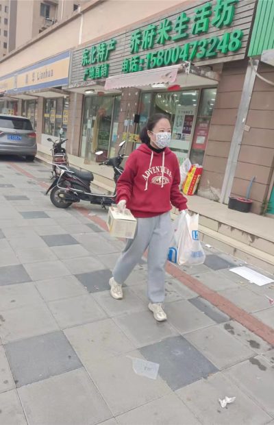 （2.关心）长宁新泾镇社工送物资给服务对象