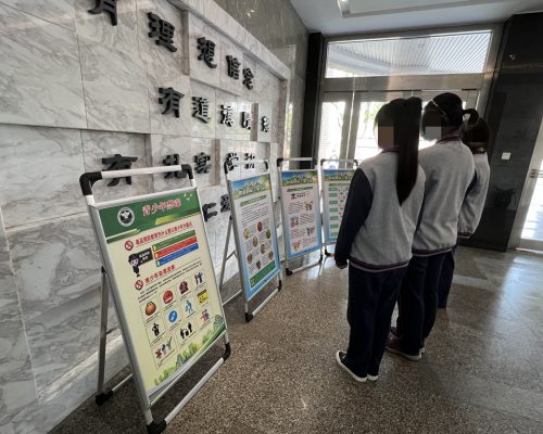 学生观看禁毒宣传展板5_副本