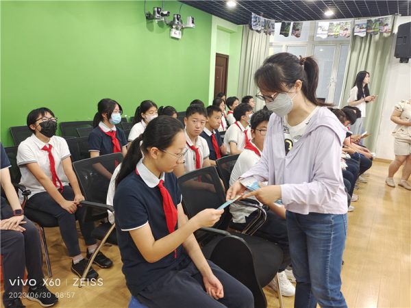 禁毒社工分发禁毒宣传手册
