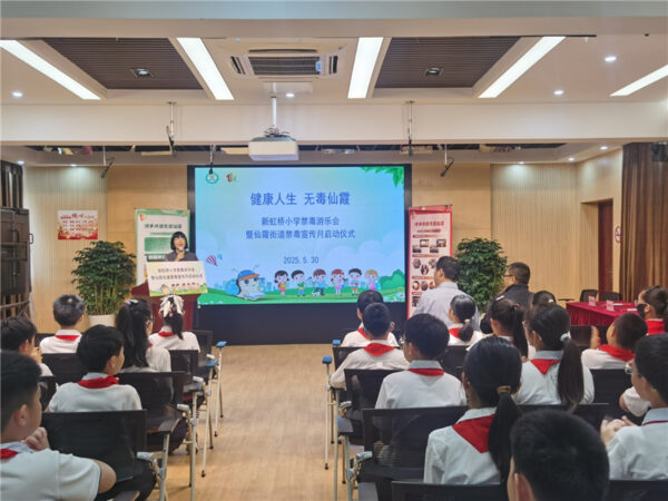2. 校长张桂香