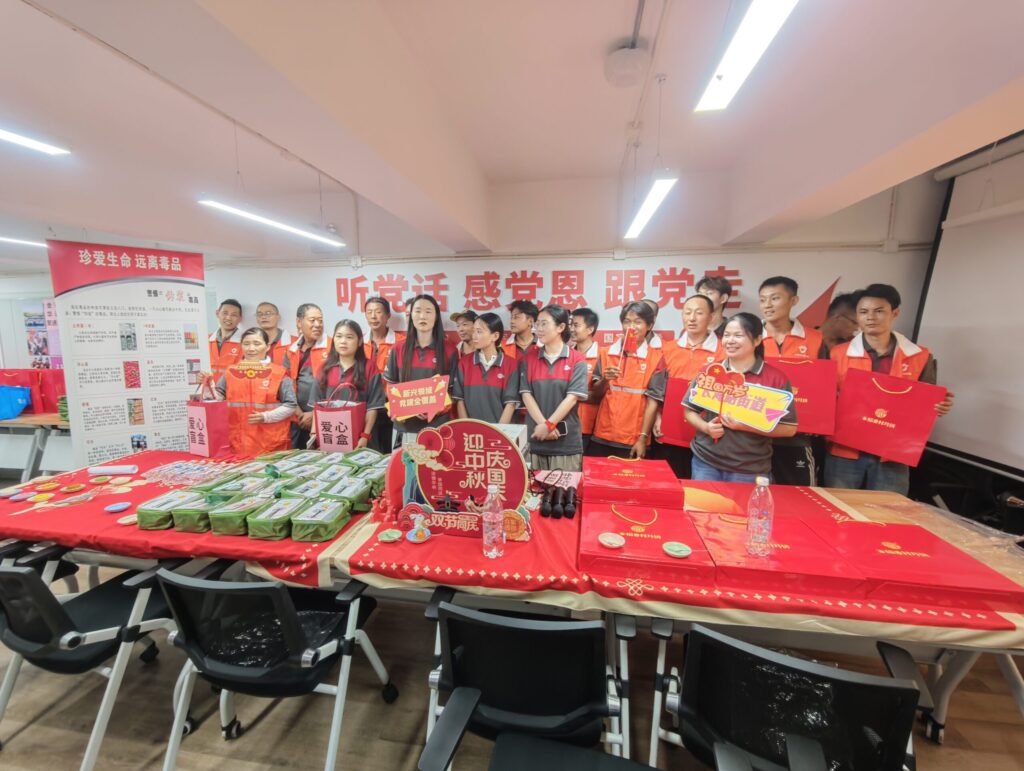 在国庆、中秋双节来临之际，为筑牢禁毒防线，将禁毒知识融入节日温情，传递到社会生活的每一个角落，2025年9月24日自强杨浦工作站长海社工点禁毒社工和街道禁毒专职干部带着节日的祝福与禁毒的使命，走进圆通速递上海杨浦城市服务中心，开展了一场别开生面的“双节递祝福，禁毒‘邮’我行”主题宣传活动。