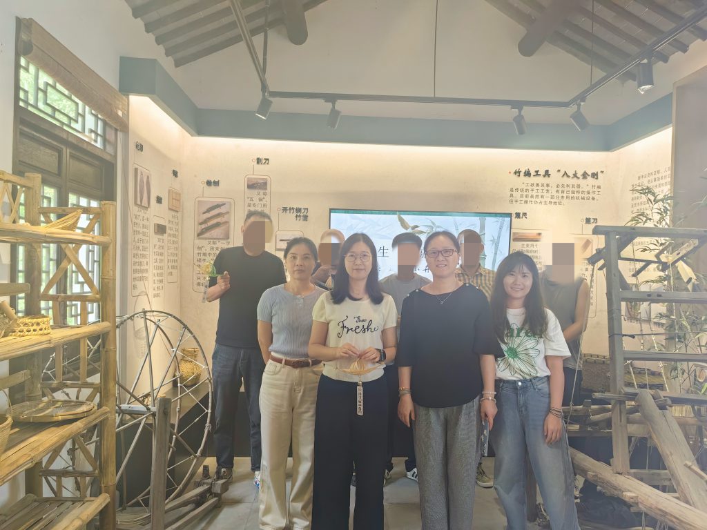 近日，练塘社工点“竹艺新生·织就未来”小组第五节活动“逐梦小舟”顺利开展。继上节以“家国情怀”为核心，将民族情感融入传统竹编技艺后，本节活动延续竹编媒介，引导组员在经纬交织间抒发逐梦心声，以指尖匠心勾勒个人逐梦旅程。