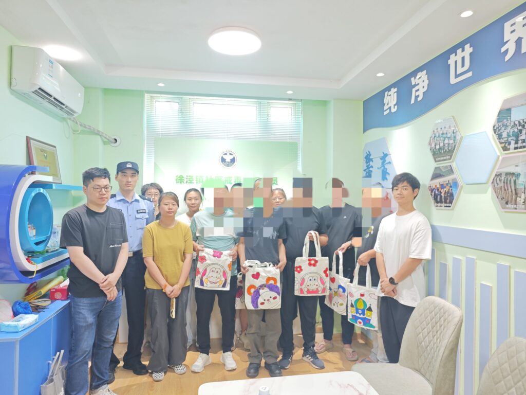 2025年9月25日上午，徐泾社工点“与你同行，乐享生活”第五节小组活动在徐泾卫生院康复室如期举行，共六名服务对象参加。