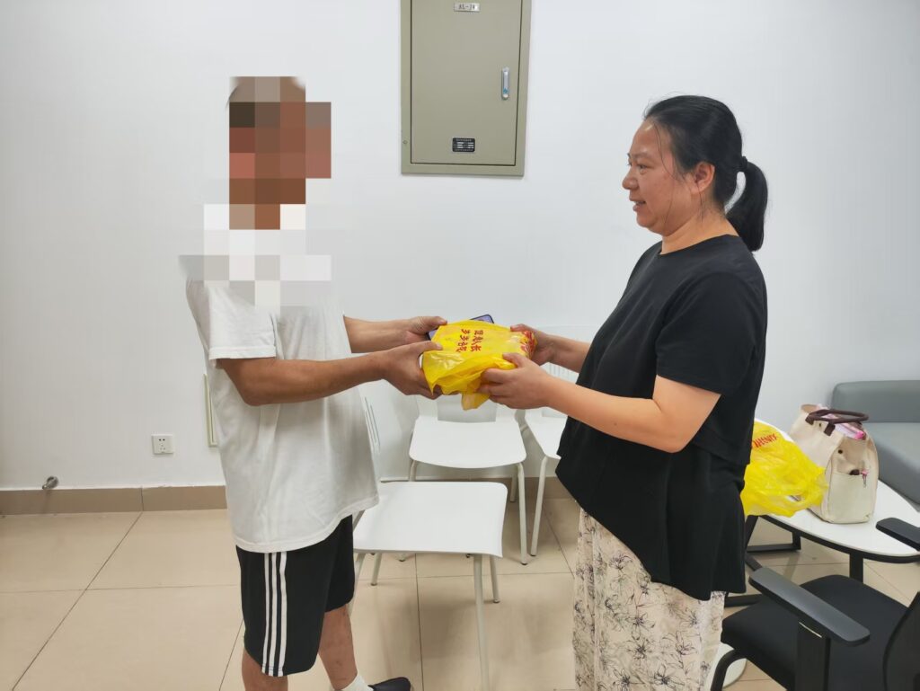 金秋送爽，丹桂飘香，中秋佳节将至。为进一步深化禁毒帮扶工作成效，盈浦街道平安办（禁毒）牵头组织禁毒社工与禁毒志愿者，开展“中秋送温暖”主题慰问活动，为辖区内部分生活困难、身患重病或残疾的禁毒服务对象，送去节日的关怀与诚挚祝福。