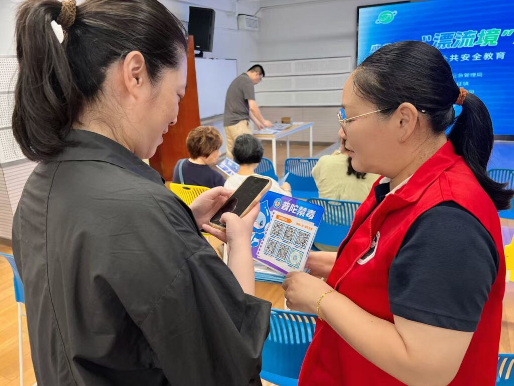 近日，长征镇平安办组织禁毒社工在长征社区文化服务中心开展了一场以“禁毒元素融入 15 分钟生活圈”为主题的禁毒志愿者培训，50余名禁毒志愿者积极参与，以专业知识赋能志愿力量，守护居民平安生活。