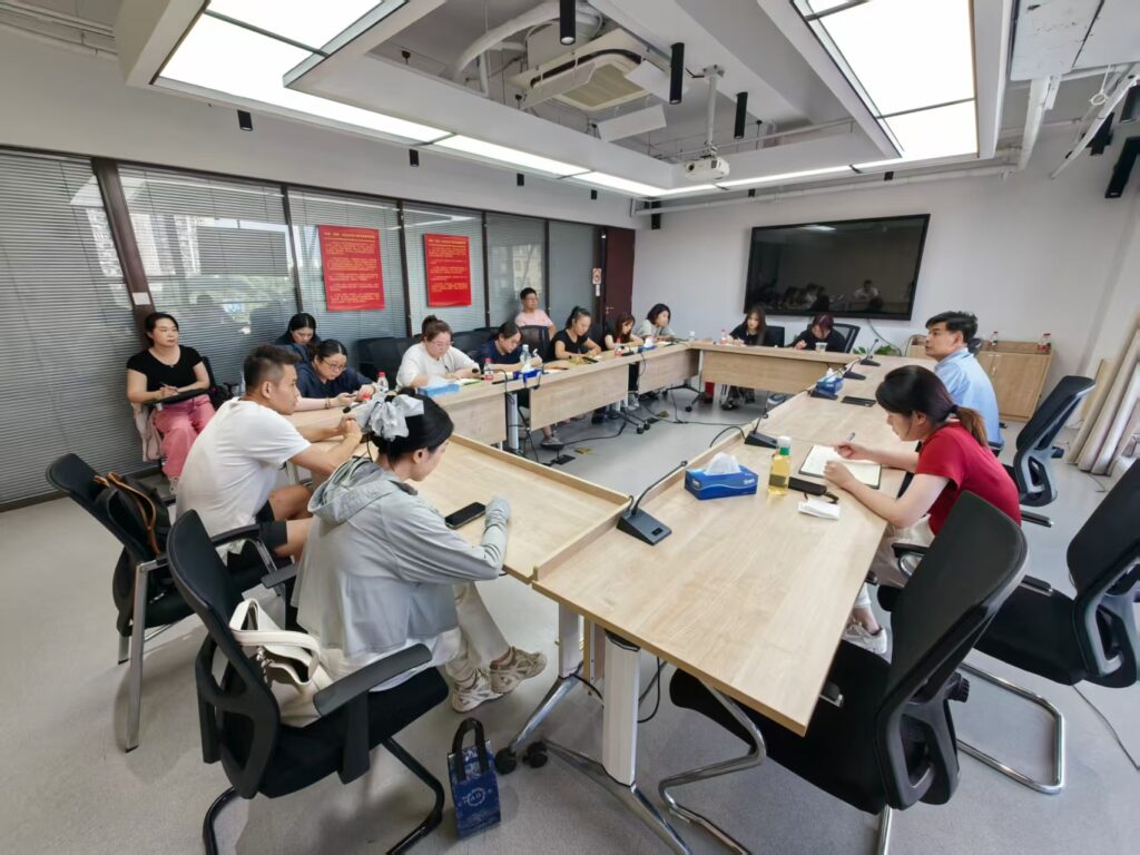 10月11日下午，普陀区召开第四季度禁毒新媒体宣传工作会议，旨在总结前期经验，明确下阶段工作方向，凝聚全区禁毒宣传合力。会议由区委政法委禁毒室主任乐明主持，区禁毒新媒体工作组成员，各街镇禁毒社工点通讯员参加会议。