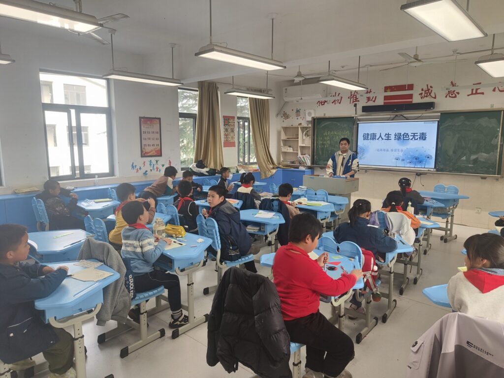 12月2日，金泽镇禁毒办组织禁毒社工走进商榻小学四年级一班，开展青少年毒品预防教育主题班会活动。此次活动以提升小学生禁毒意识为核心，引导孩子们从小树立“远离毒品、珍爱生命”的理念，助力其在无毒环境中健康快乐成长。