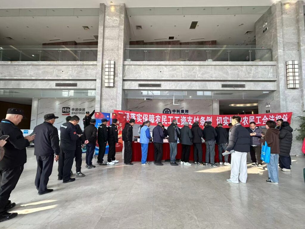 为切实增强企业员工禁毒意识，营造健康纯净的商务及社区环境，2025年12月3日上午，重固镇平安办牵头，联合司法所、交管站、社区卫生院及禁毒社工，在中科意邦商业园区开展禁毒宣传进园区专项活动。活动以发放宣传资料、互动问答等多元形式，向园区商务办公人员普及禁毒知识，全力筑牢园区安全防护屏障。